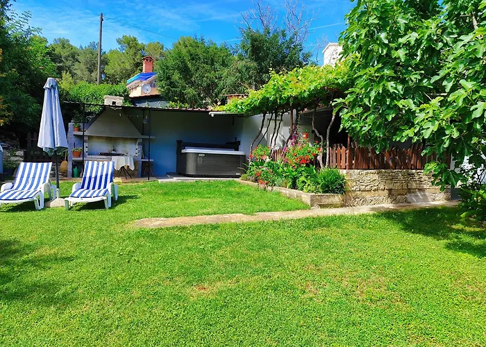 Pavao 1402 펜션 풀라